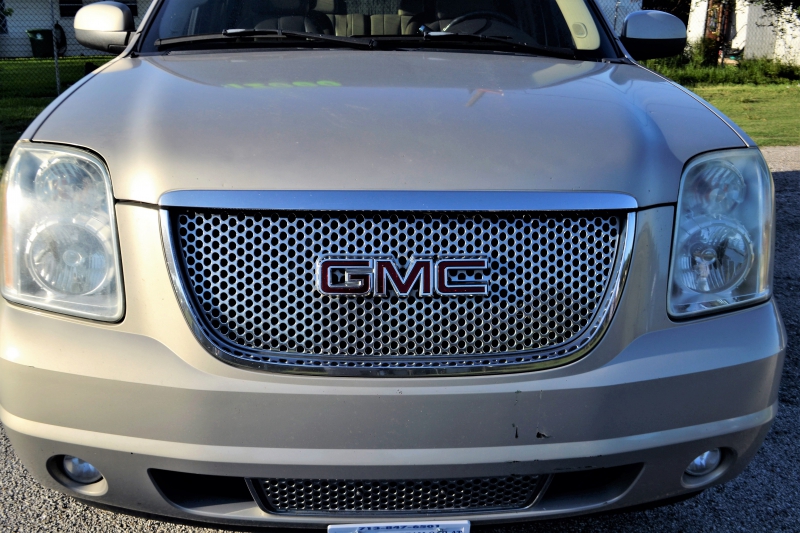 concession-auto-LE CASTELLET-min_gmc-yukon-truck-grill-2828425